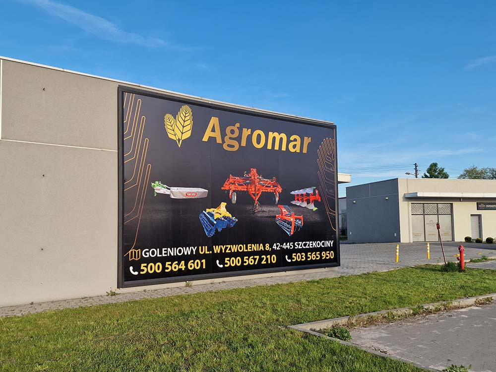 banner premium na budynku