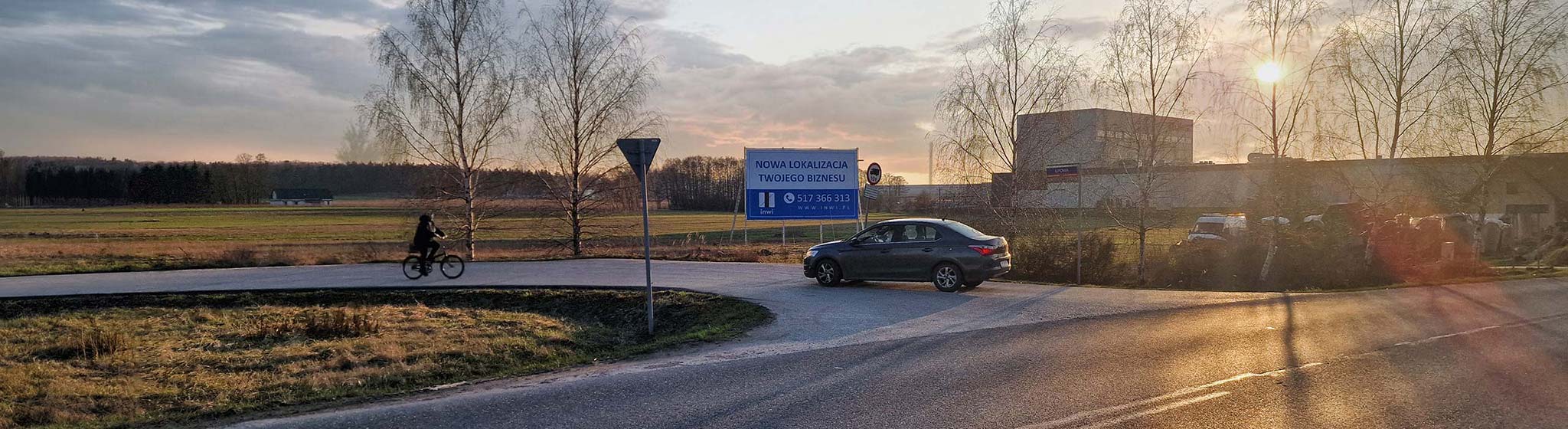 billboard reklamowy przy drodze