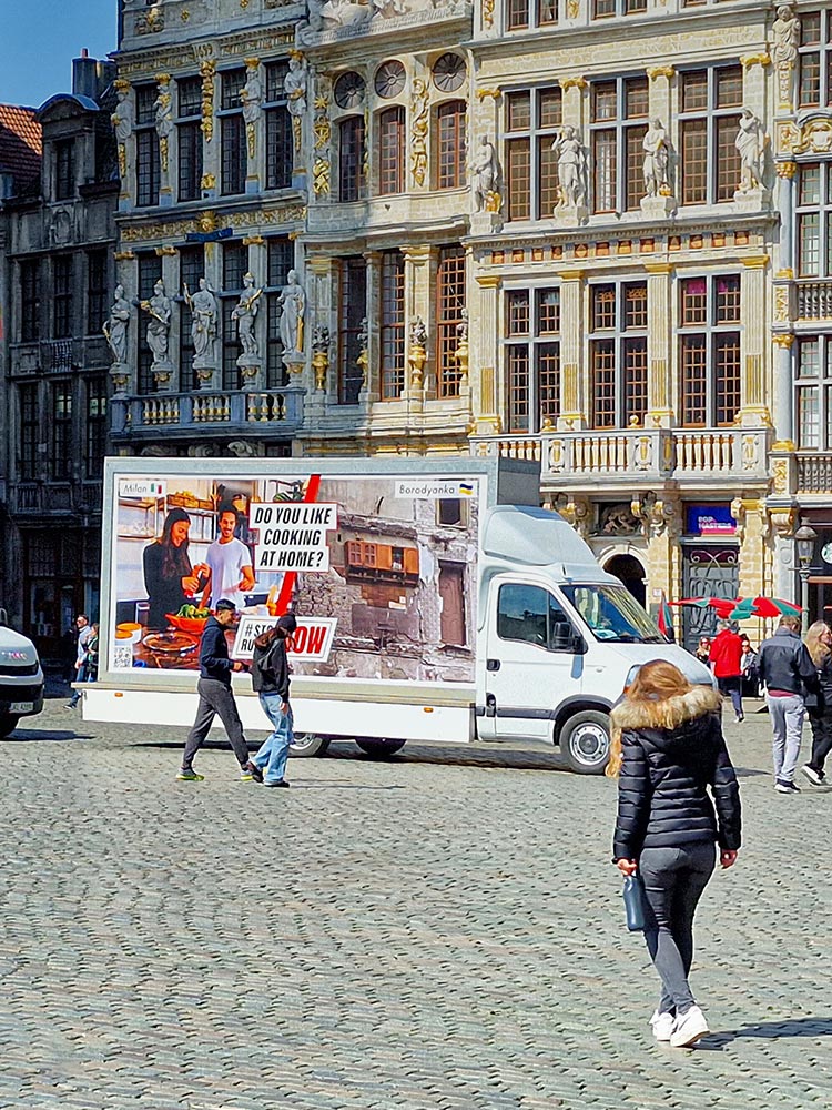 bus reklamowy w centrum miasta