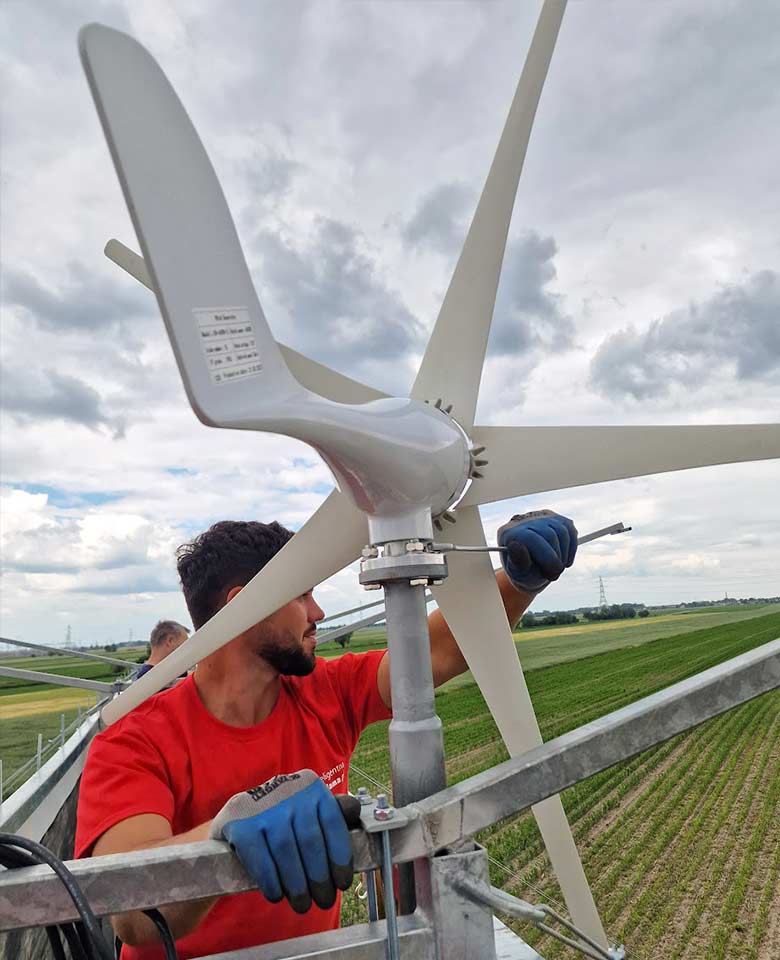 montaż turbiny wiatrowej jako zasilanie oświetlenia baneru