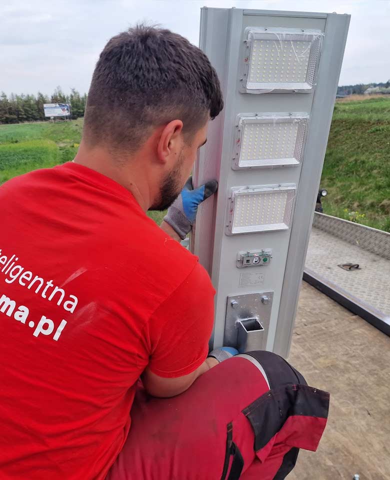 montaż konstrukcji reklamowej