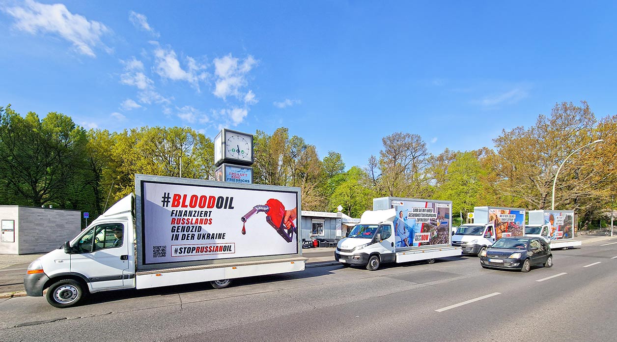 Busy i przyczepy reklamowe