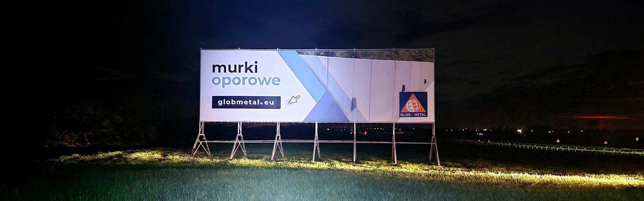 reklama wielkoformatowa z oświetleniem