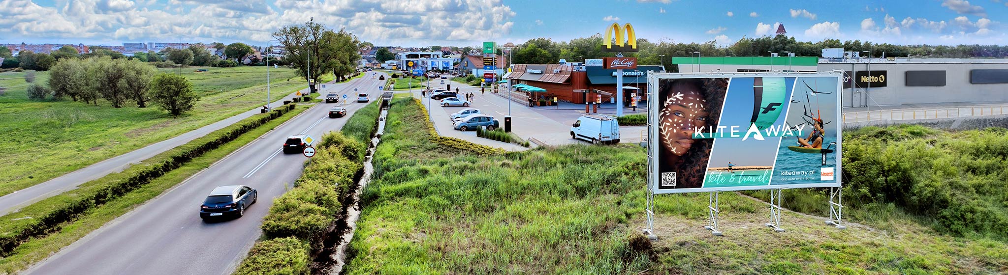 konstrukcja reklamowa przed mcdonaldem